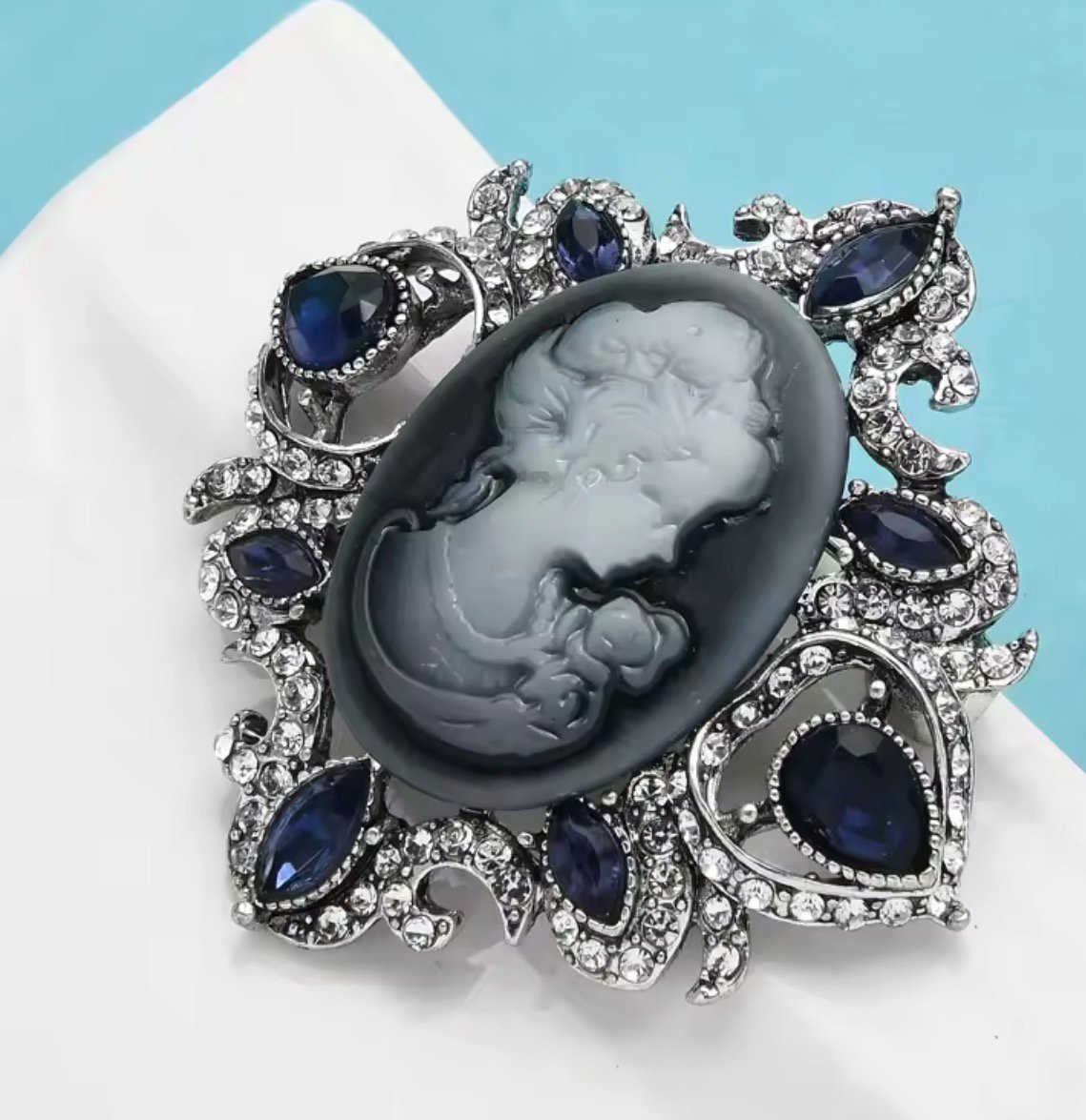 Midnight cameo - Image 1