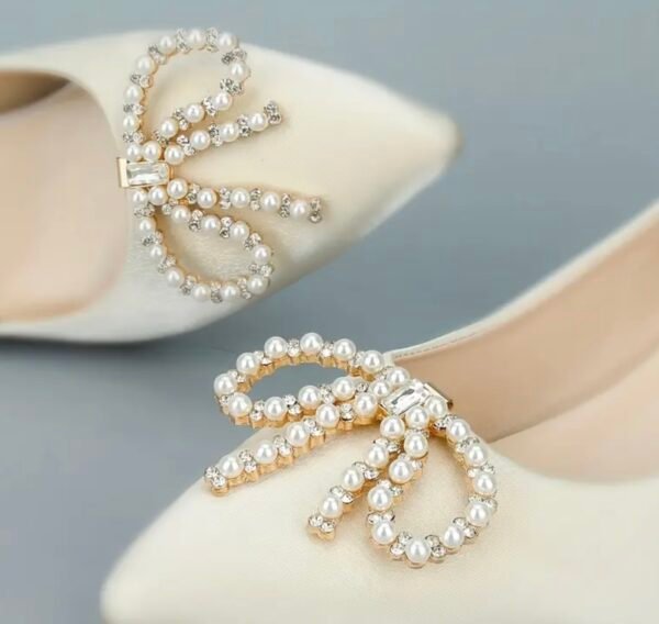 Pearly bow shoe brooch