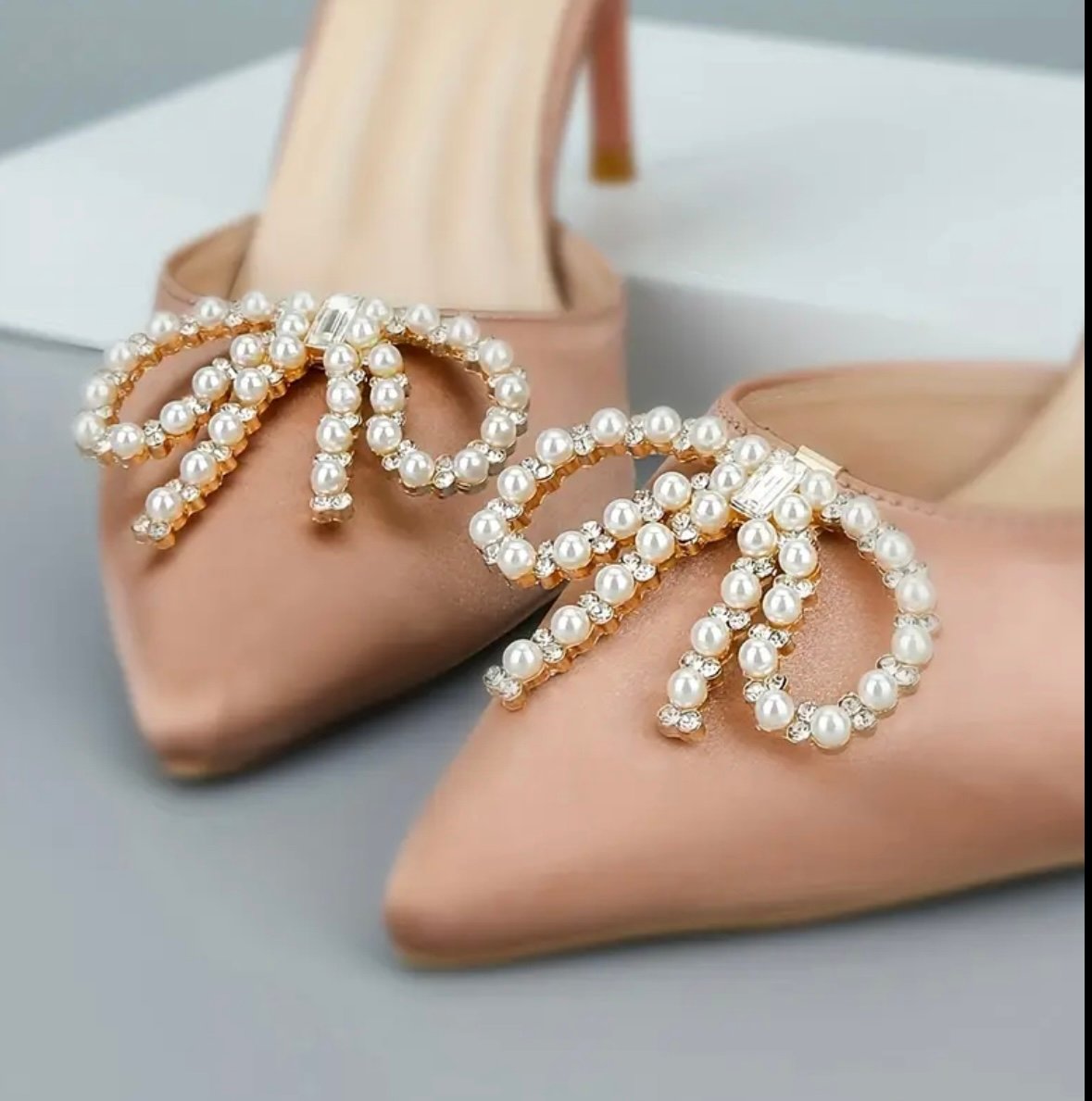 Pearly bow shoe brooch - Image 1