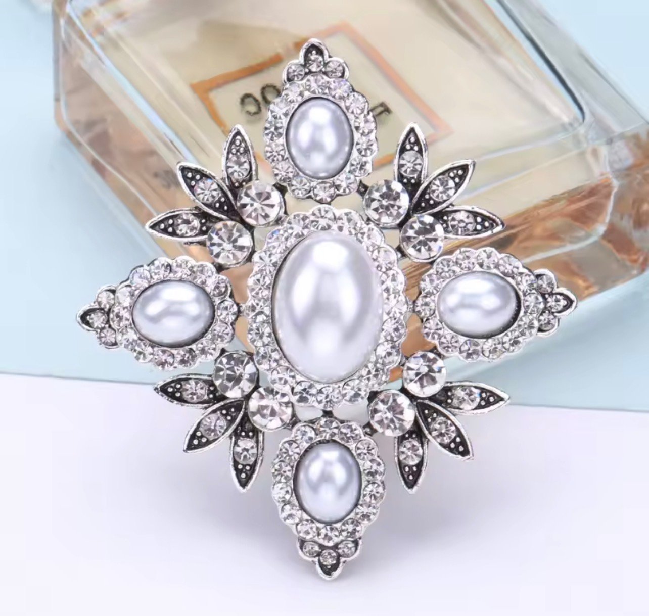 Silver and pearls - Image 1