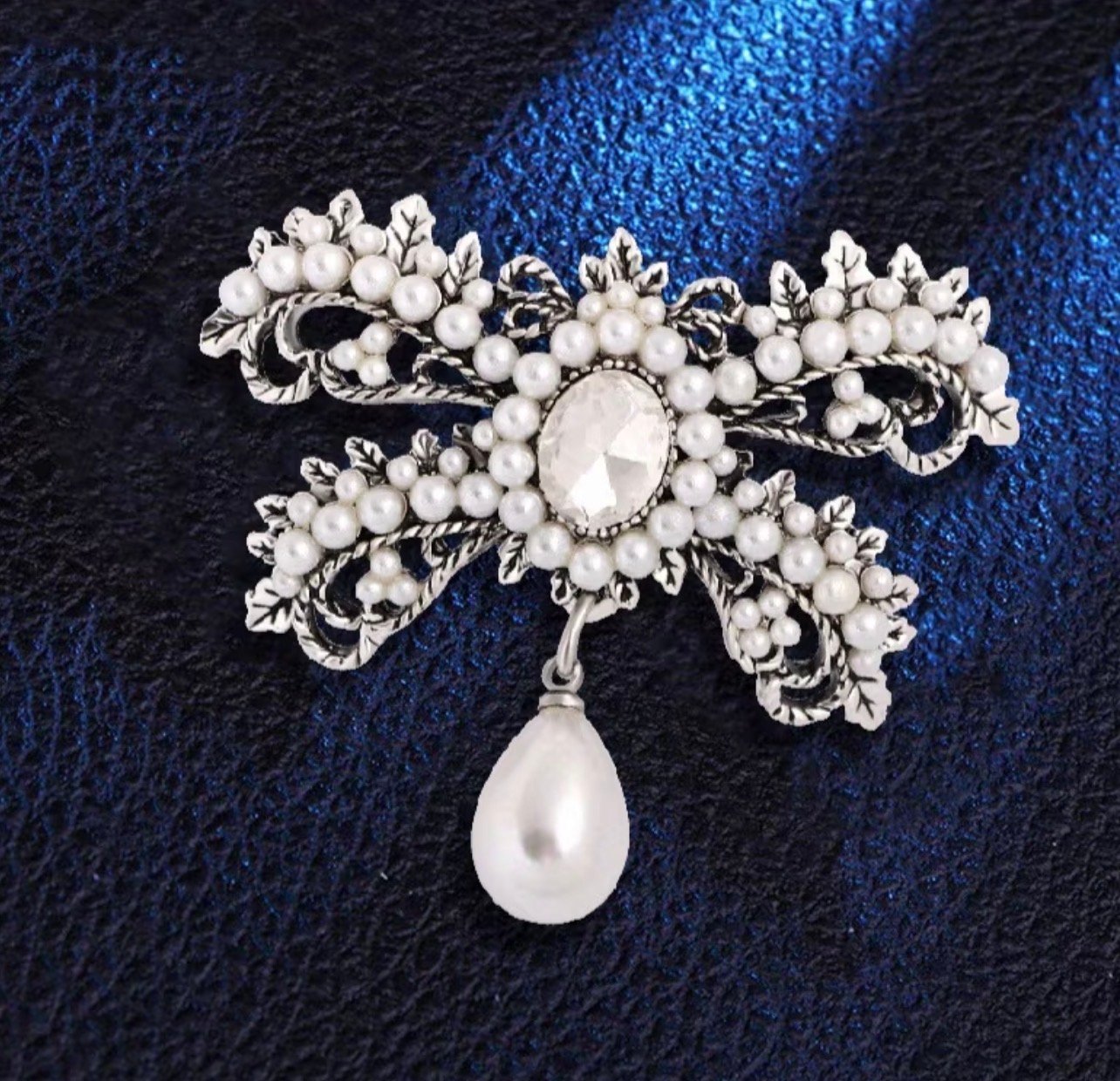 Hanging pearl bow - Image 1