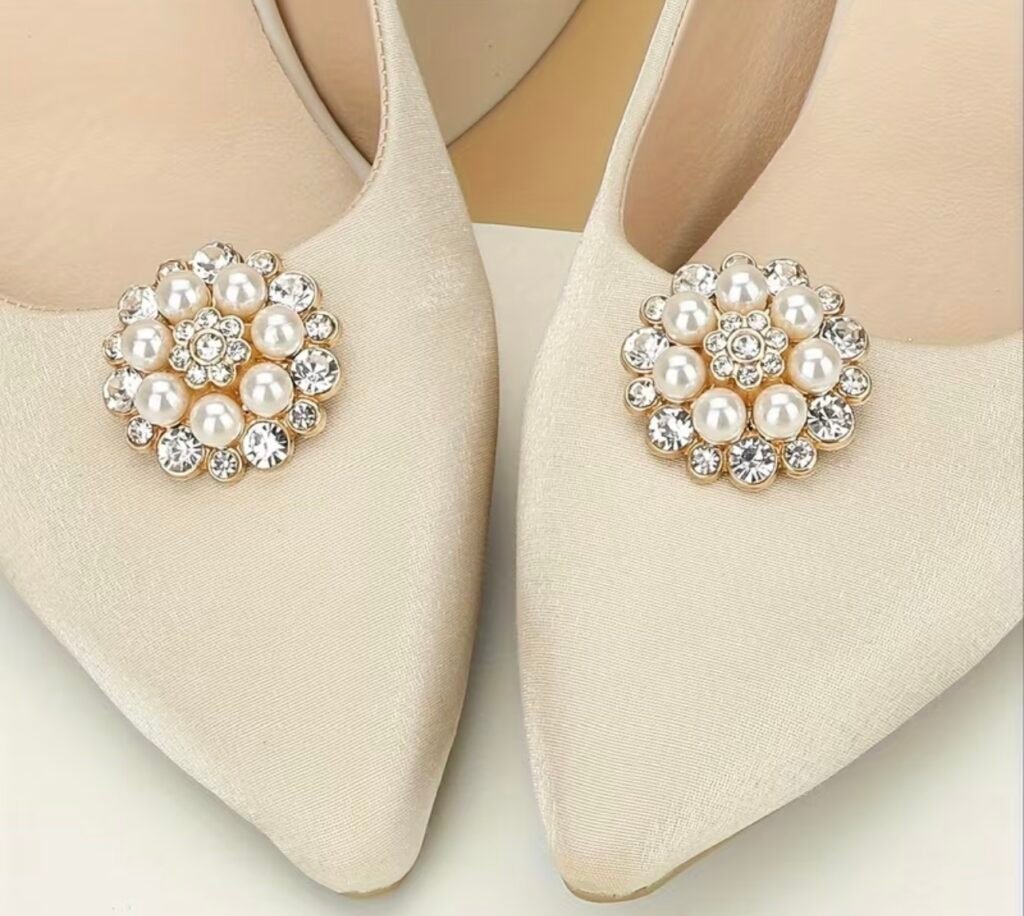 Simple pearl shoe brooch