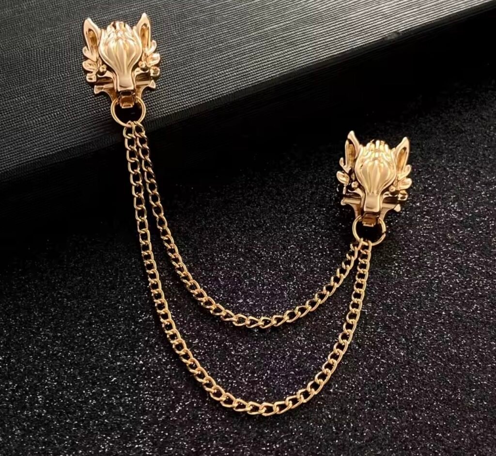Wolf head chain brooch