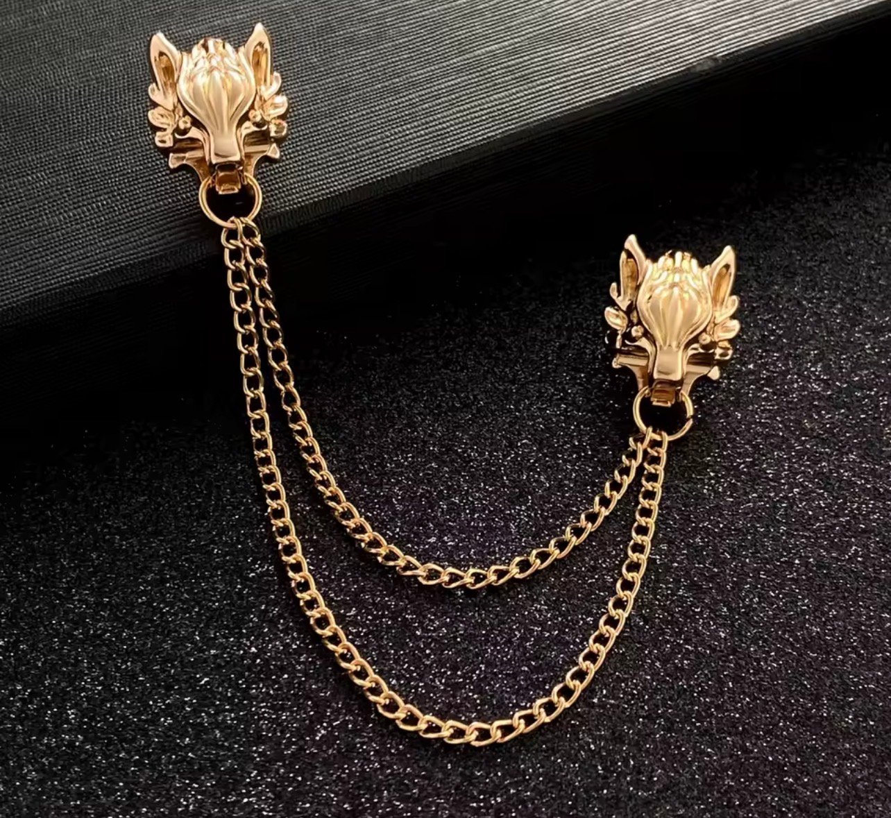 Wolf head chain brooch - Image 1