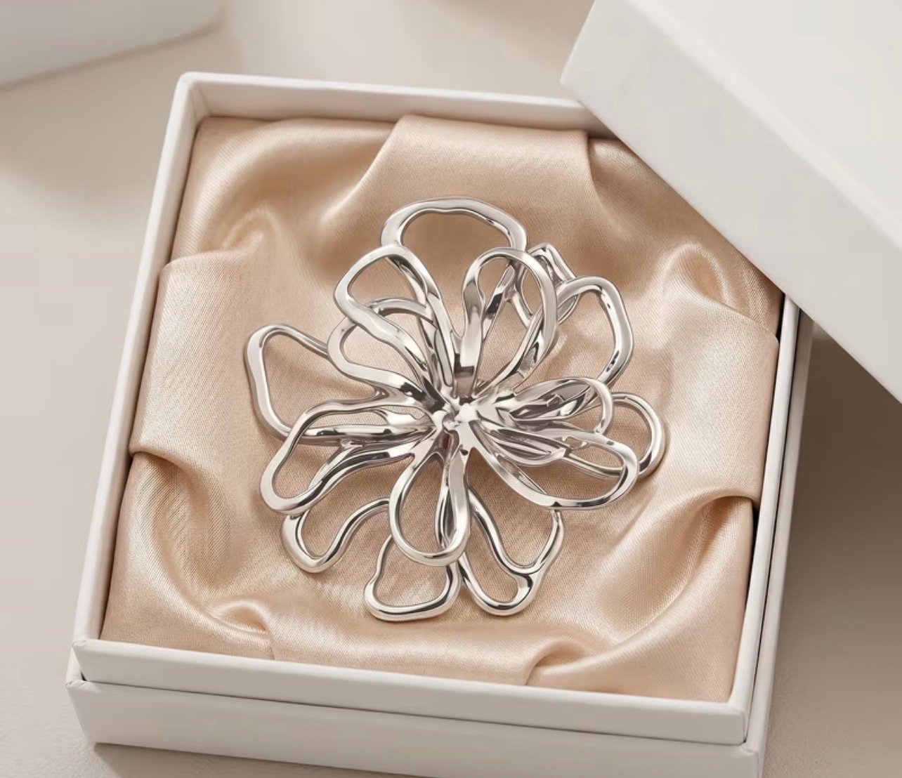Silver petals - Image 1